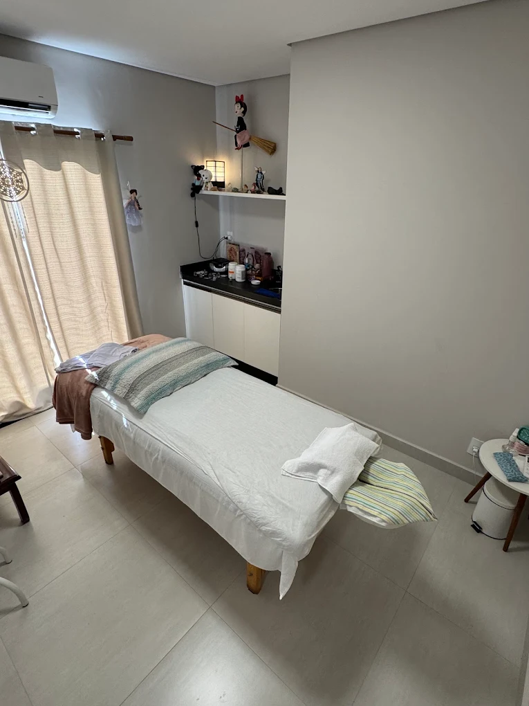 Maca de atendimento preparada para massagem terapêutica no Espaço MA & MI.