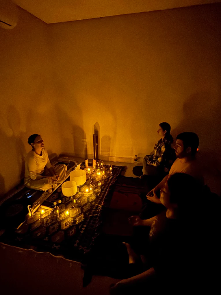 Vivência de terapia vibracional com taças sonoras à luz de velas no Espaço MA & MI.