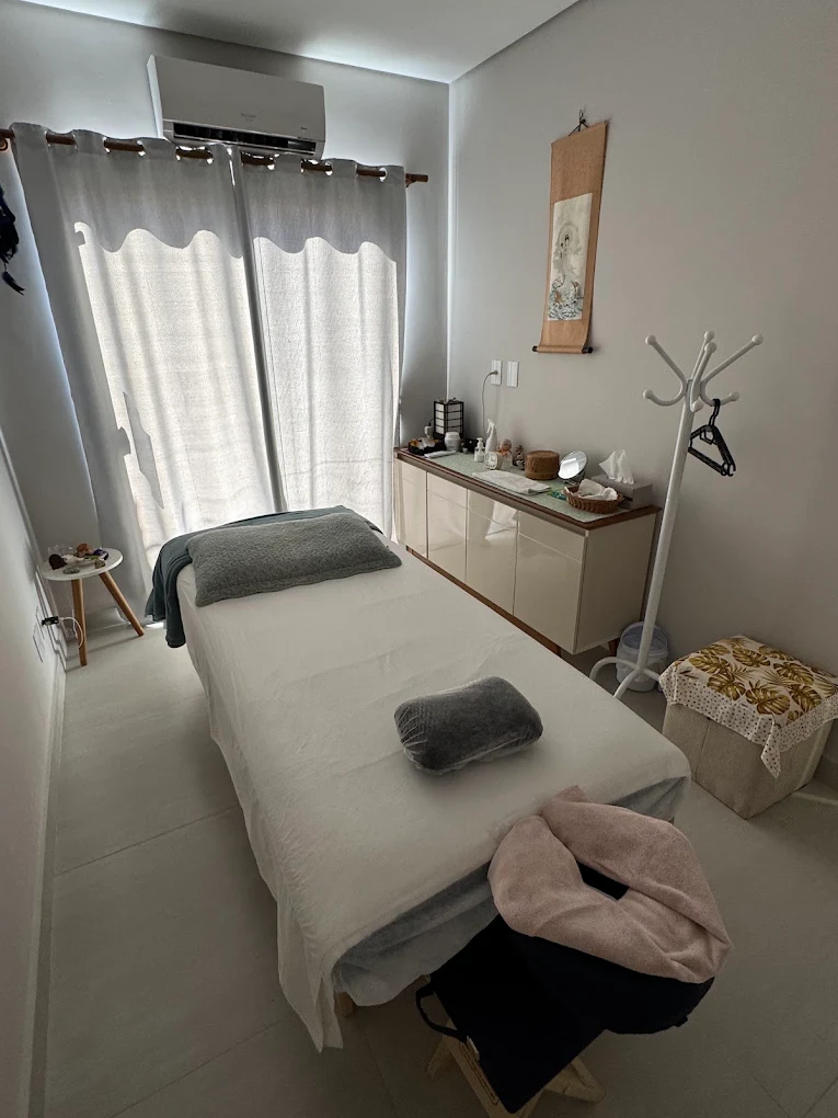 Sala preparada para sessões de Shiatsu no Espaço MA & MI em Bonfim Paulista.